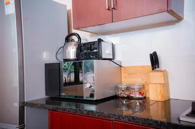 a microwave on top of a counter in a kitchen at Falcon Lodge (ET) in Bela-Bela