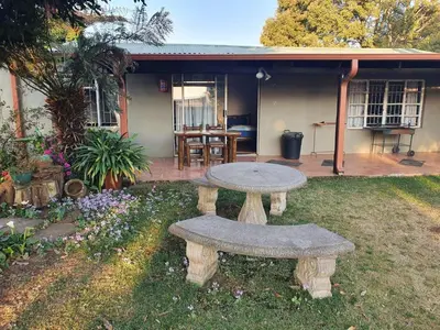 a picnic table in the yard of a house at Kaapsche Draai in Kaapsehoop